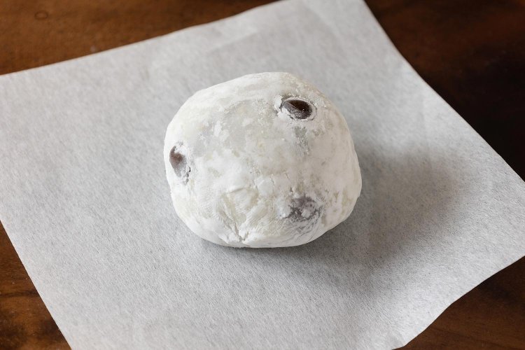 豆大福180円、季節の干し菓子350円、くるみゆべし260円。日々、研究を重ねて商品開発にいそしむ。