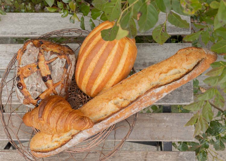 左から時計回りにロデヴ・フリュイ340円～、パンオレ295円、バゲット・ドラディッション350円、クロワッサン230円。