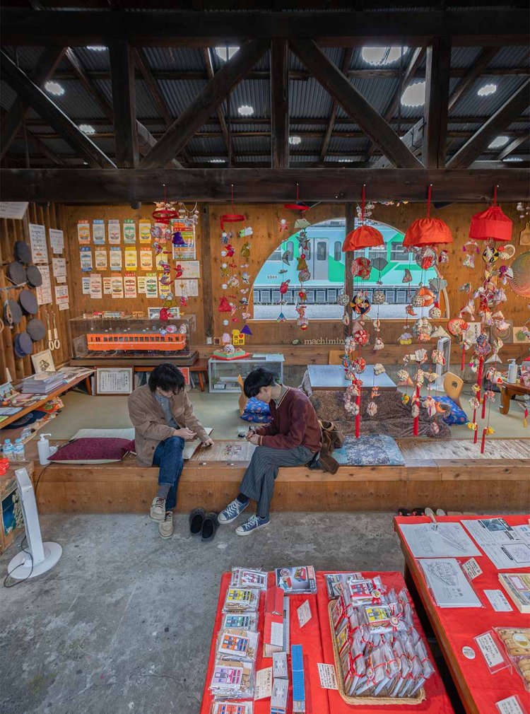 「近くを散歩してて」と、ふらり現れた青年たちは、時間を忘れて花札に熱中していた。