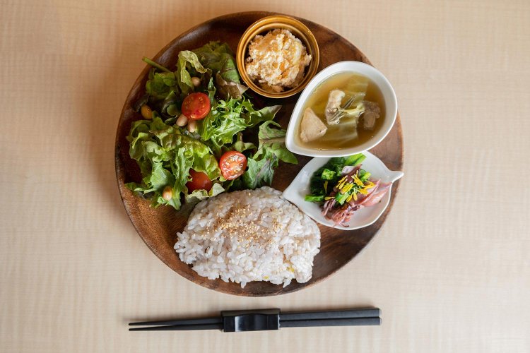 昼はデリ3品を選べるデリセレクトランチ1200円。こぼれ梅、流山産の春キャベツなど、地産食材を使った品も。