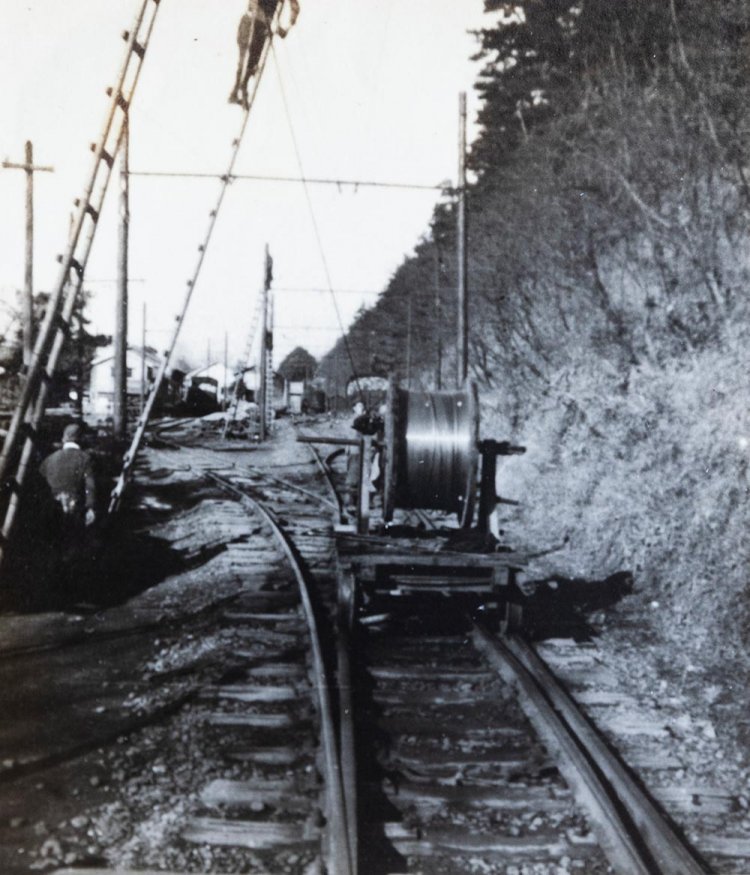 平和台駅～流山駅間で行われた電化工事の様子（1949年12月）。
