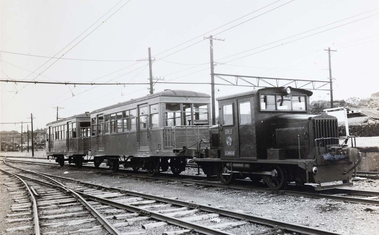 ディーゼル機関車と元ガソリンカーの客車。