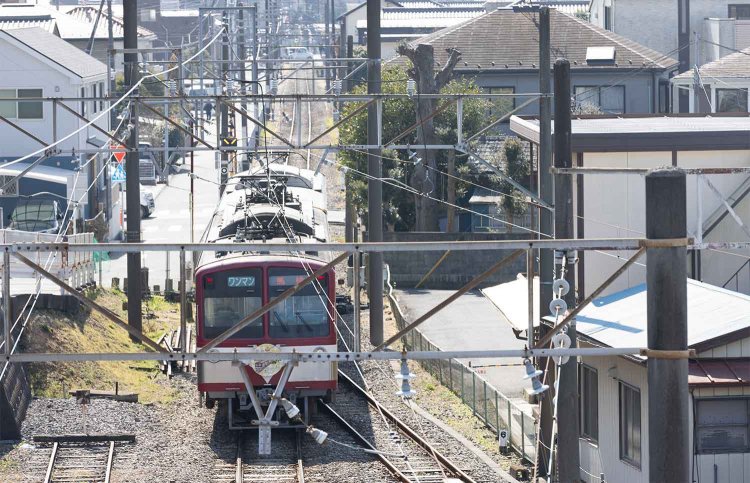 流山駅近くの歩道橋上から見ると、次の平和台駅が遠くに見える。
