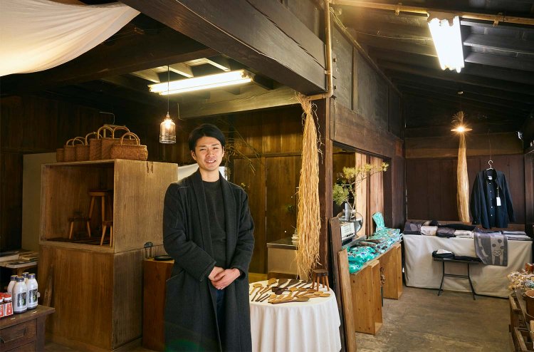 店内の音楽も照明もテーブルも千葉県内のもの。