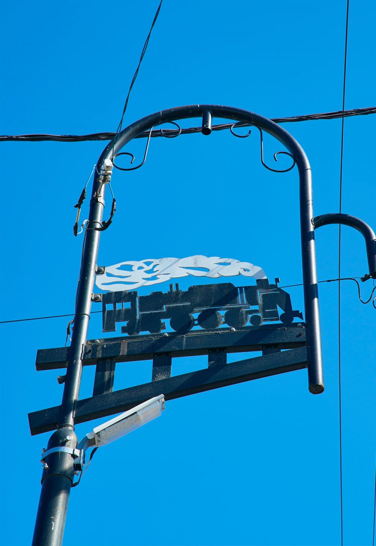 有吉町会通りの街路灯にSLとレール！かつてはこの付近に旧野田町駅がありSLが貨物を引いていた。