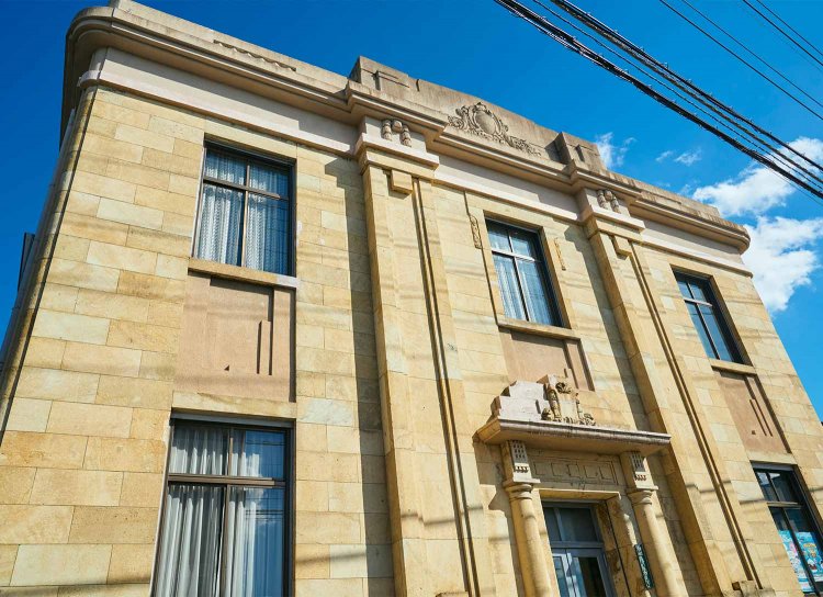 大正15年（1926）築の旧野田商誘銀行の建物はアール・デコ様式。現在は千秋社社屋。