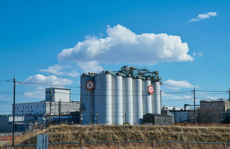 整備中の野田市駅前で見られる醤油工場のタンク群。日によるのか風向き次第か、醤油の匂いが漂うことも！