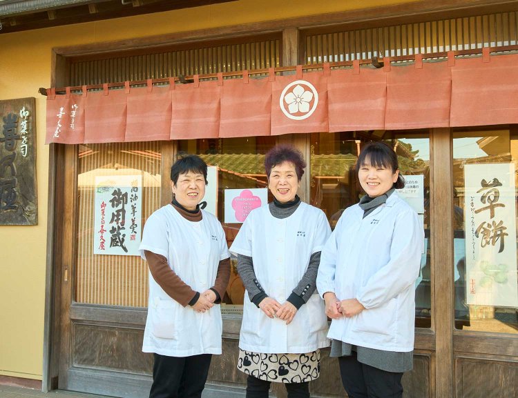 「包装紙は市内の史跡巡りマップになってまーす！」