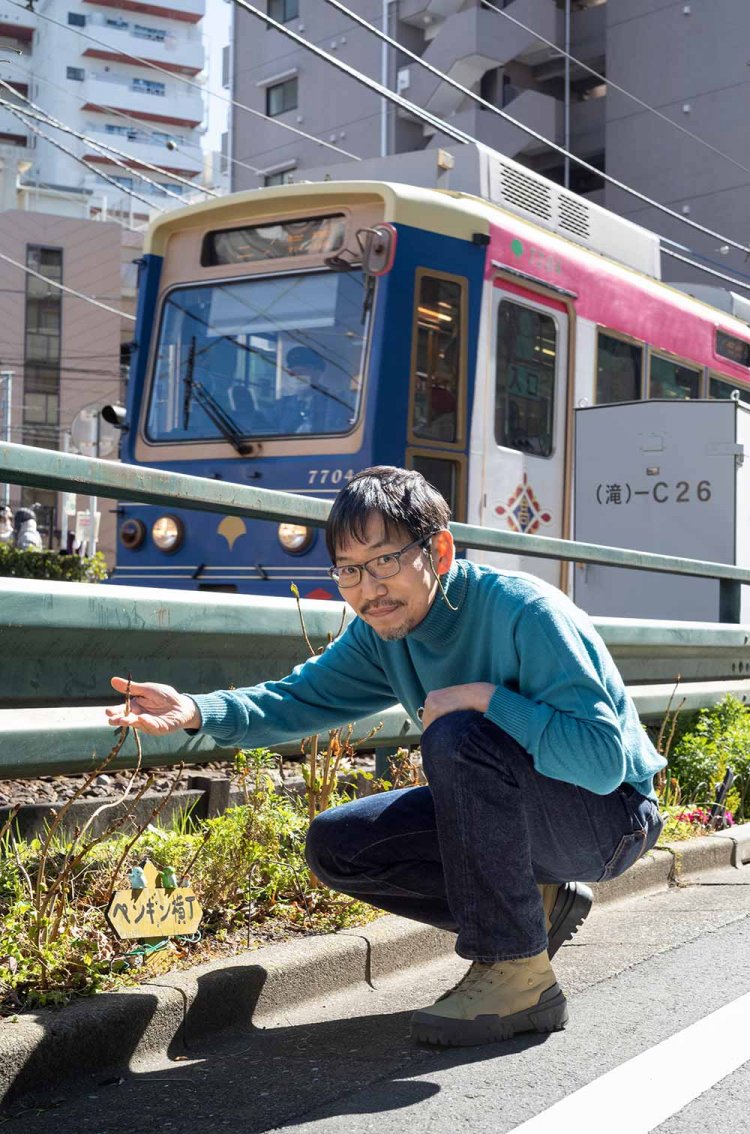 大塚駅北口の都電線路沿いで、勝手に花壇計画を密かに進行。ペンギン横丁のアジサイも年々増殖中。「夏には巨大ひまわりもいっぱい咲くよ～！」