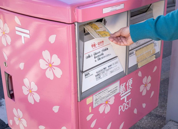染井吉野桜発祥の地と言われる駒込。駅前にはかわいい桜のポストも。