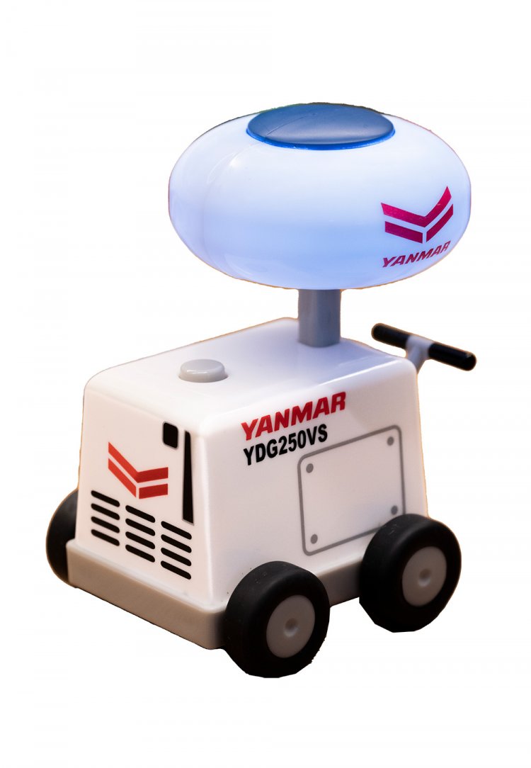 2階にある、地域の魅力を旅するお店『TOCHI-DOCHI』ではヤンマー製品のミニカーを販売中。バルーン投光機プルバックカー1045円。