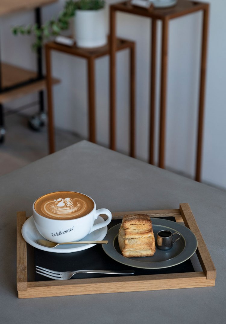 スコーン420円などの焼き菓子はバリスタ滑川さんお手製。 ラテ480円。自家焙煎コーヒーもあり。