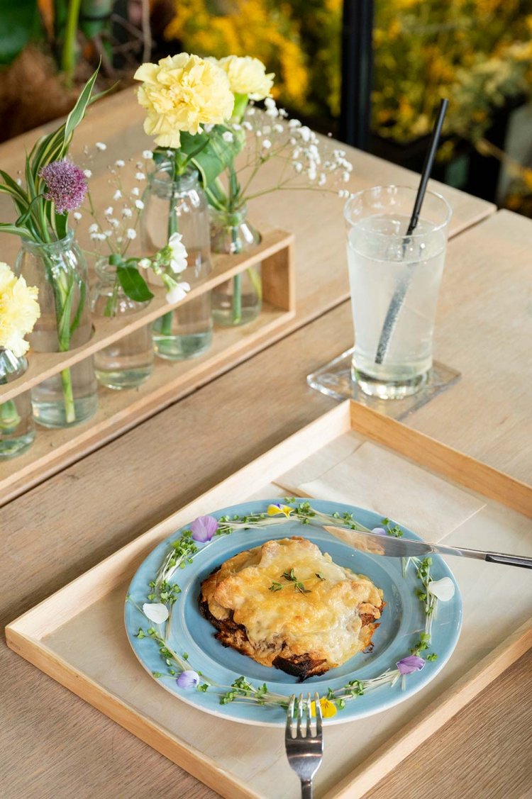 ライ麦パンのグリルチキン＆ケールのホットサンド682円、爽やかなエルダーフラワーソーダ550円はマスカット風味。