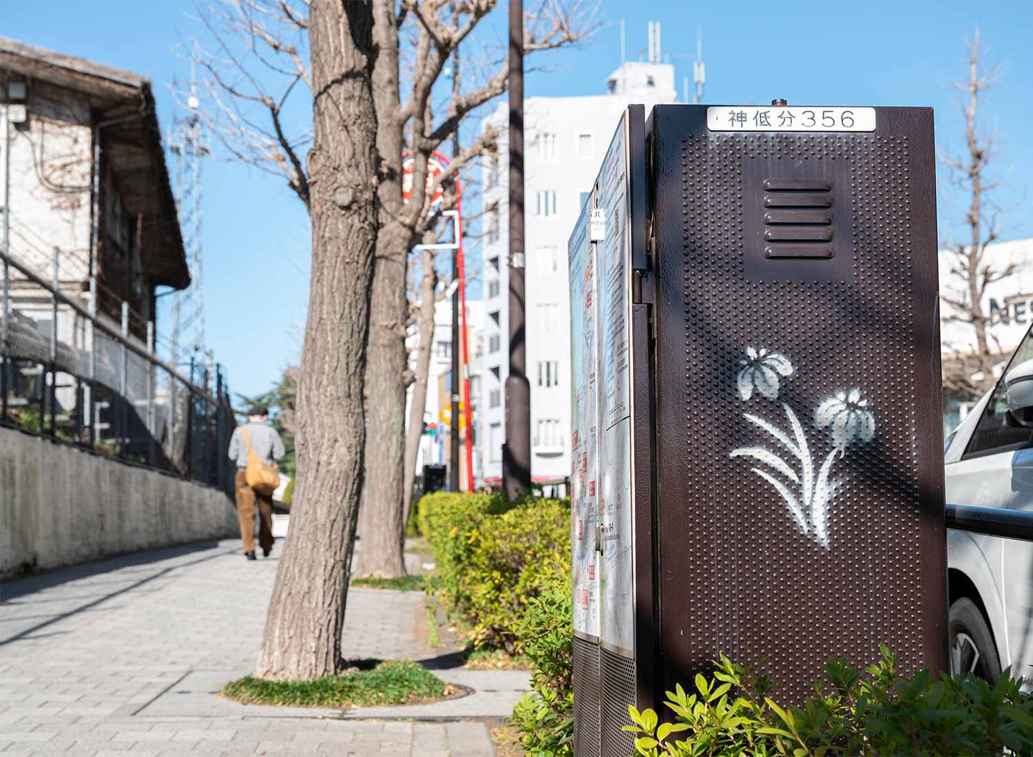 原宿駅竹下口の歩道に点在する配電盤の花は、アート？　落書き？