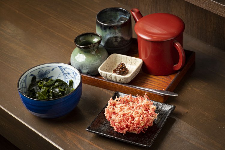 紅生姜天150円とわかめ130円はトッピング以外につまみにしてもOK。暑い季節にはそば焼酎の“冷やしそば湯割り”（そば味噌付）450円を。