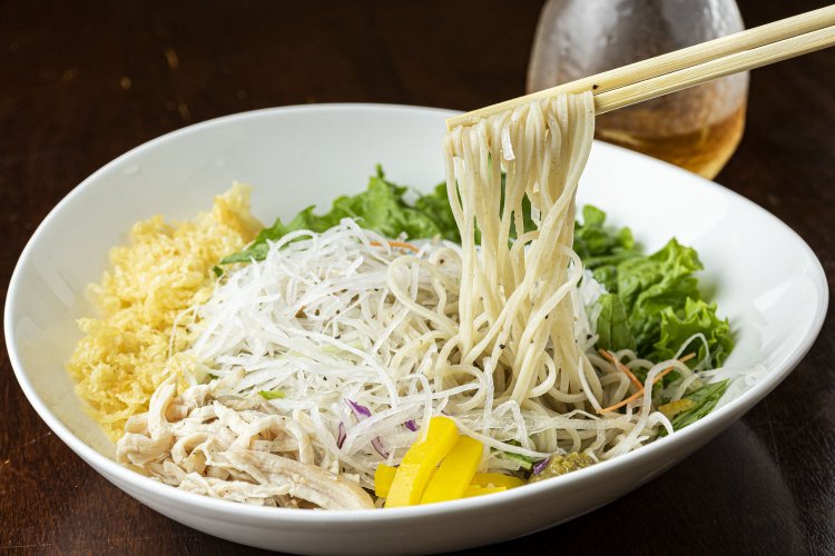 野菜たっぷり＆ゆず胡椒の冷たいつゆをかけた“おいらんそば”900円。