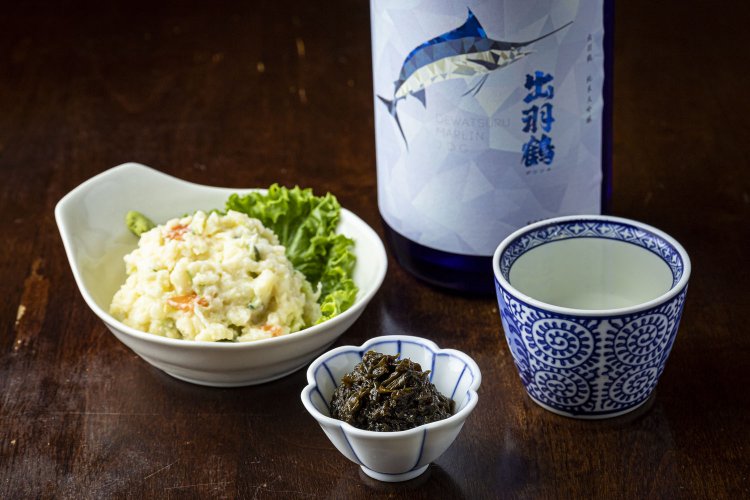 手間隙かけた人気のポテトサラダ430円に、品川宿名物の生海苔煮450円。酒は出羽鶴マーリン830円。