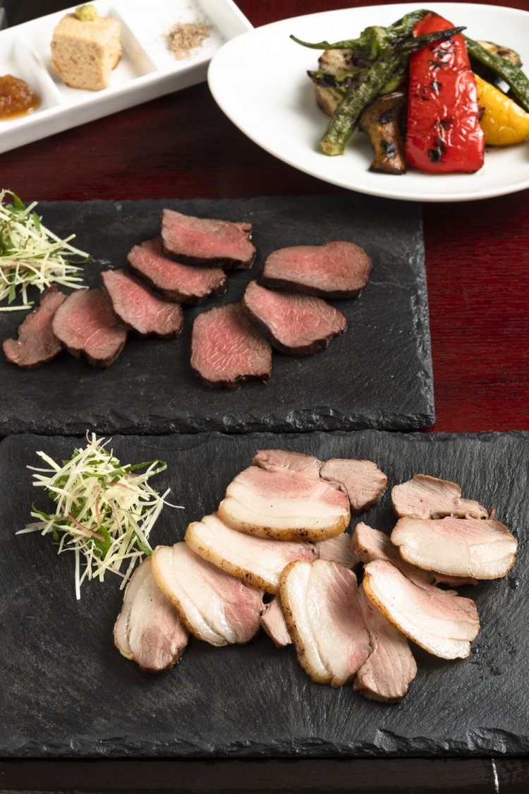 手前から対馬産イノシシロース、北海道産エゾシカもも各1550円。季節野菜のグリルS1100円。肉は低温調理で中心を58℃まで上げてから、炭火グリルで焼く。自家製醤油ムースも美味。