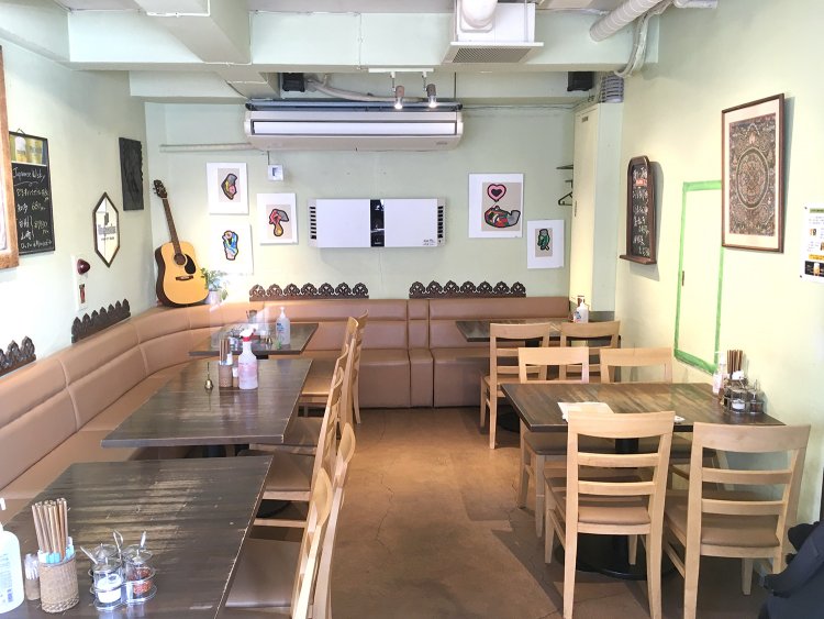 壁側はソファー席になっていて、ゆっくりとくつろげる雰囲気。