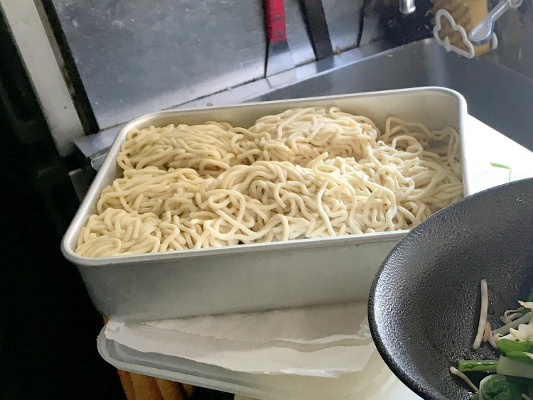 麺はつけ麺用の太麺。どの麺がカオソーイにあうのか、さまざまな麺を試して決めたそう。