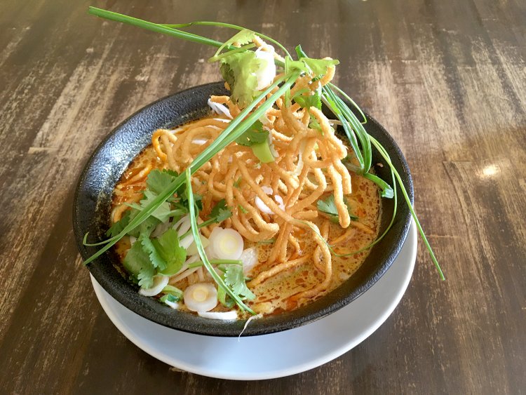 カオソーイランチ1100円（パクチー＋100円）。揚げ麺とハーブのトッピングがインパクト大。