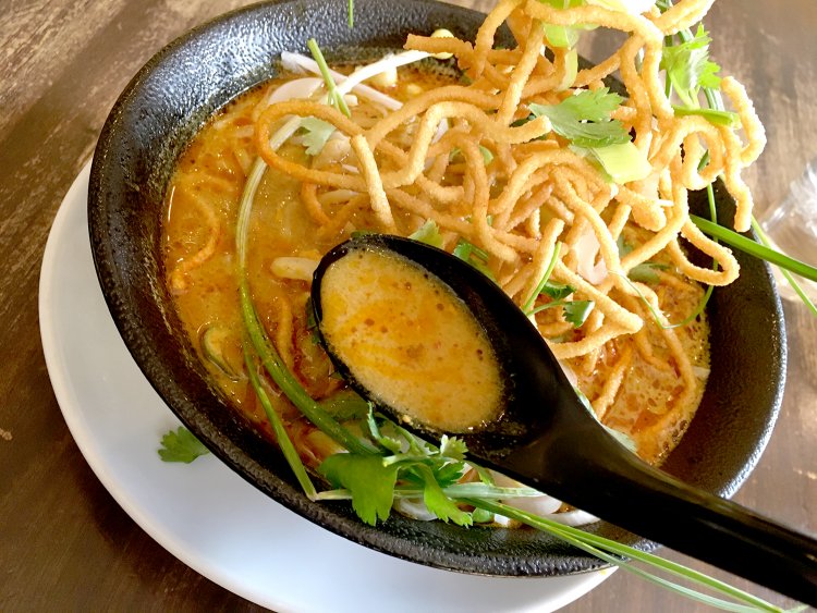 イエローカレースープにはターメリックやクミンなど身体にいいスパイスをふんだんに使っている。