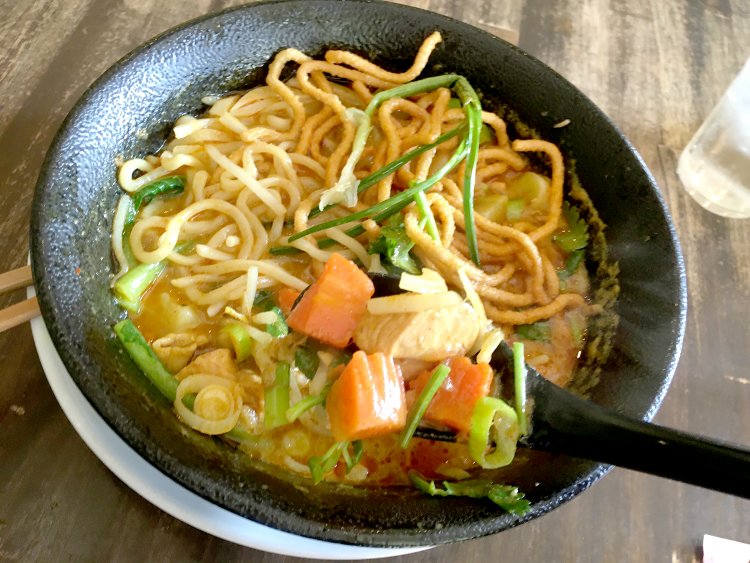 具材は鶏肉、にんじん、ねぎ、もやし。