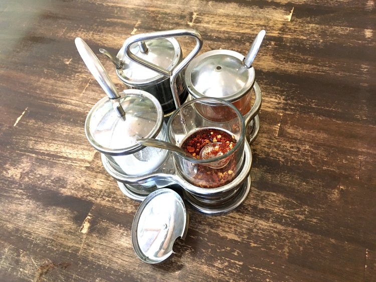 調味料も加えてみよう。テーブルにある4種類の卓上調味料。うーん、どんなものか分かりません……。