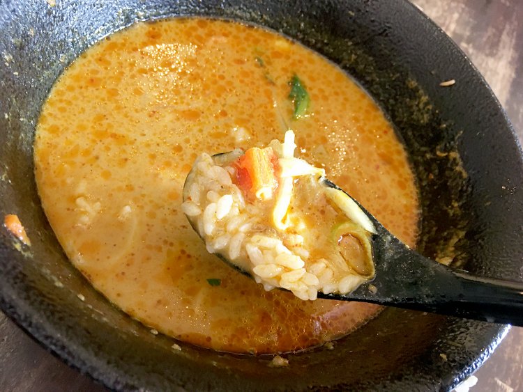 イエローカレーが染み込んだシメの雑炊。スープの最後の一滴までおいしくいただける。