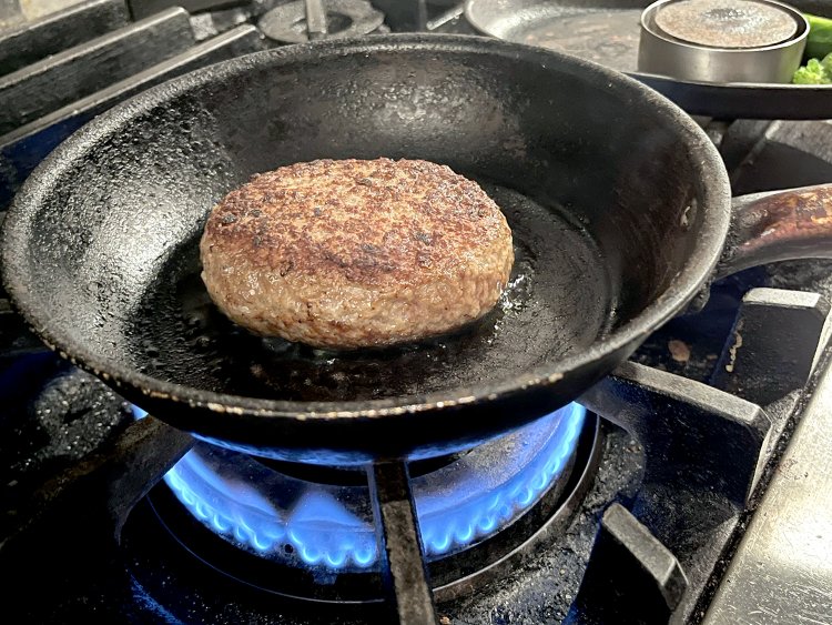 ハンバーグは230グラムあり、なかなかのボリューム！