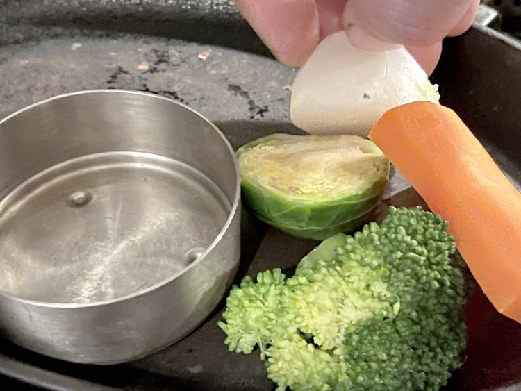 温野菜は塩茹でにされ素材の持ち味が引き立っている。