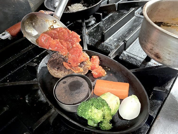 注文を受けてから作るソース。たっぷりとハンバーグにオン！