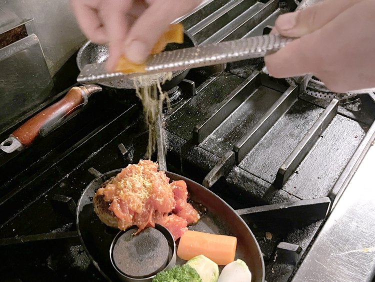 ミモレットチーズをたっぷりおろしてできあがり。