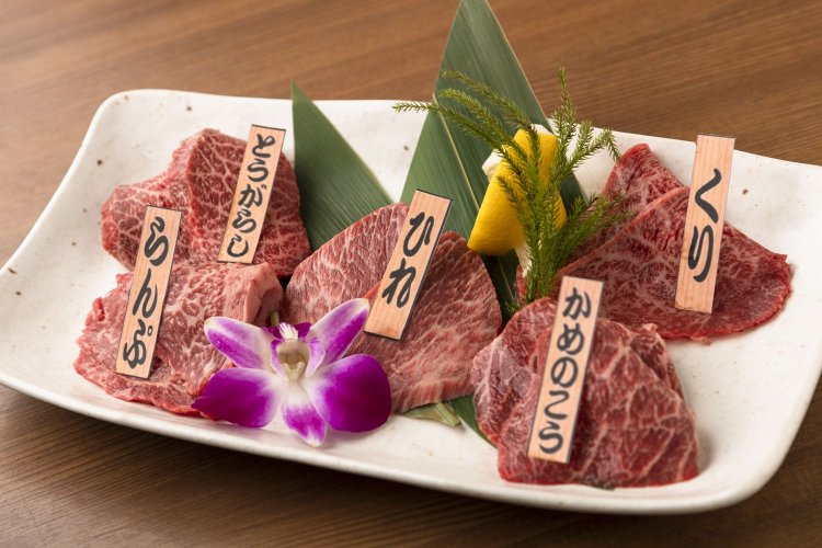 厳選赤身5種盛り1人前90g 2250円（写真は2人前）。内容は日替わり。毎回市場で肉の質を見極めて競りで落とすため、ブランドにはこだわっていない。