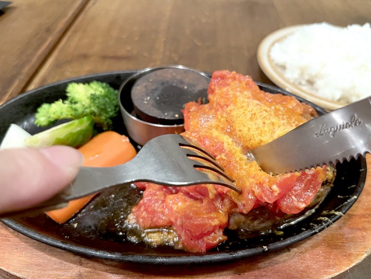 ハンバーグにナイフを入れるとジュワッと肉汁がにじみ出てきた！