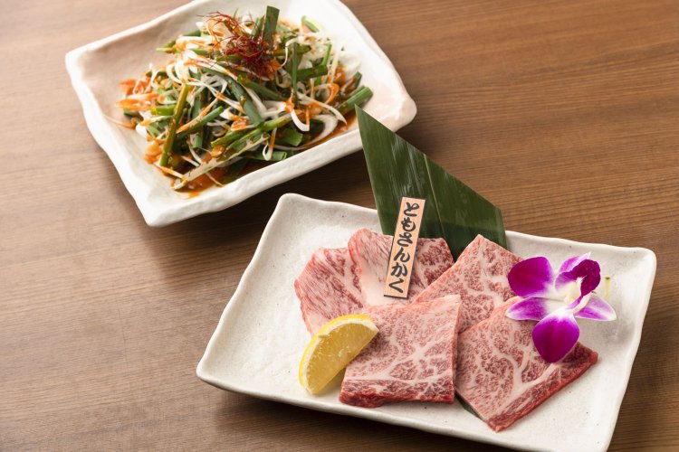 ともさんかく1850円は脂の旨味がありながらくどくない。シャキシャキ＆ピリ辛でお酒が進むおつまみネギにーら640円。