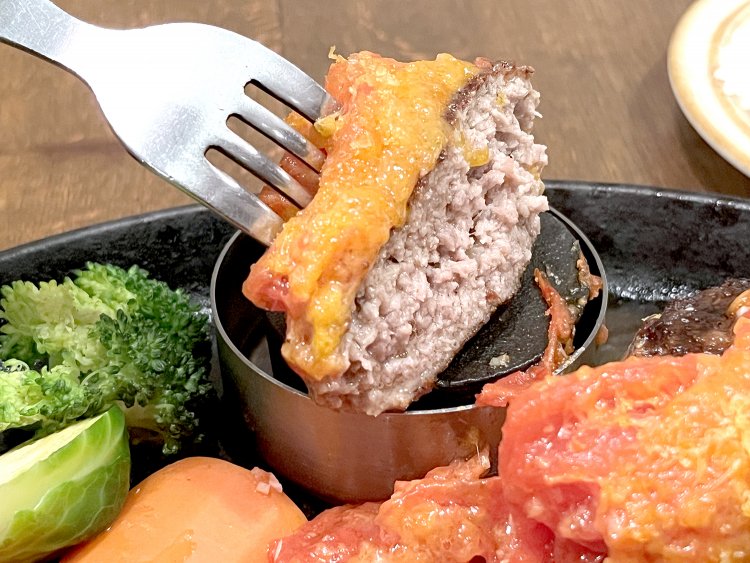 この熱い石に乗せれば肉が冷めても温めて食べられる。