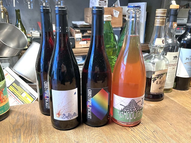 多彩なナチュラルワインが自慢。ランチ時もオーダーが可能だ。