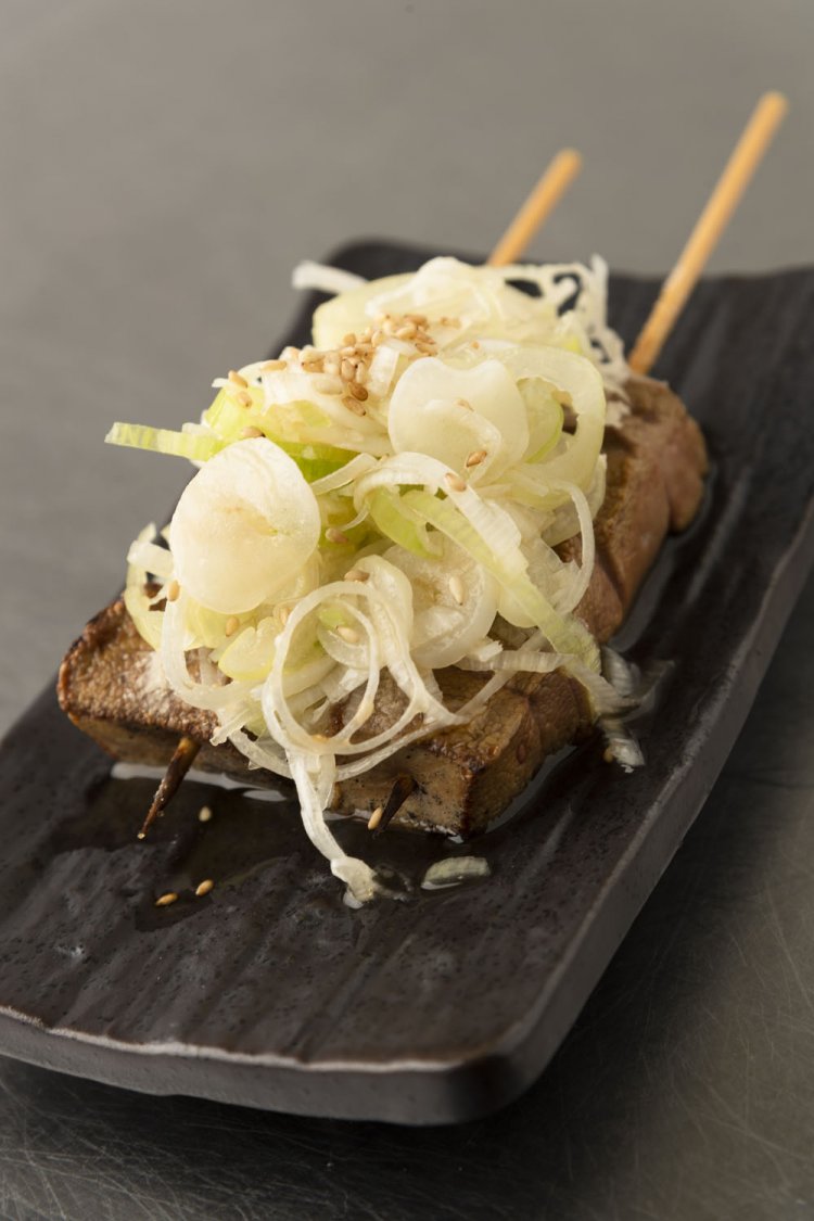 鮮度にうなるネギれば590円。ファンが多い店なので、訪れる前に予約がおすすめ。