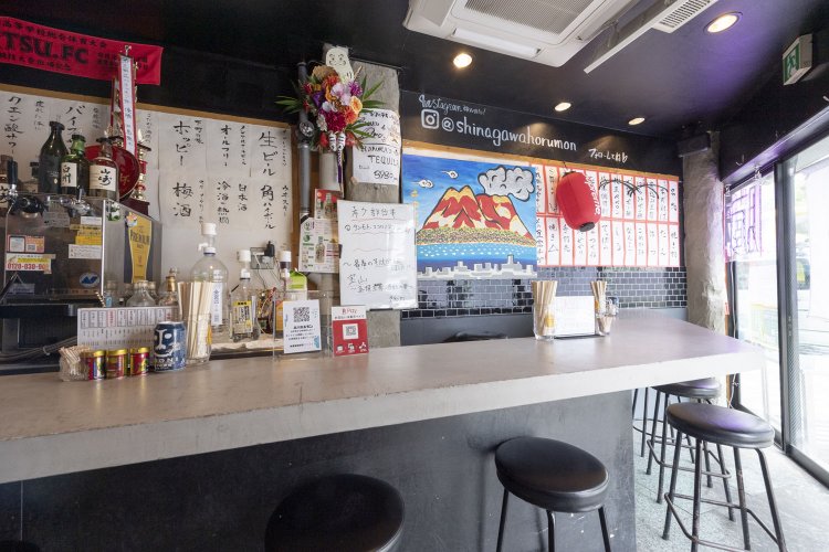 1階はカウンター。2・3階はテーブル席で飲み放題も。