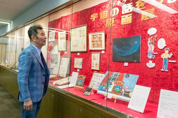 ロビーの展示スペース。この日は『宇宙の話をしよう』の原画などが展示されていた（2023年6月下旬頃まで展示予定）。