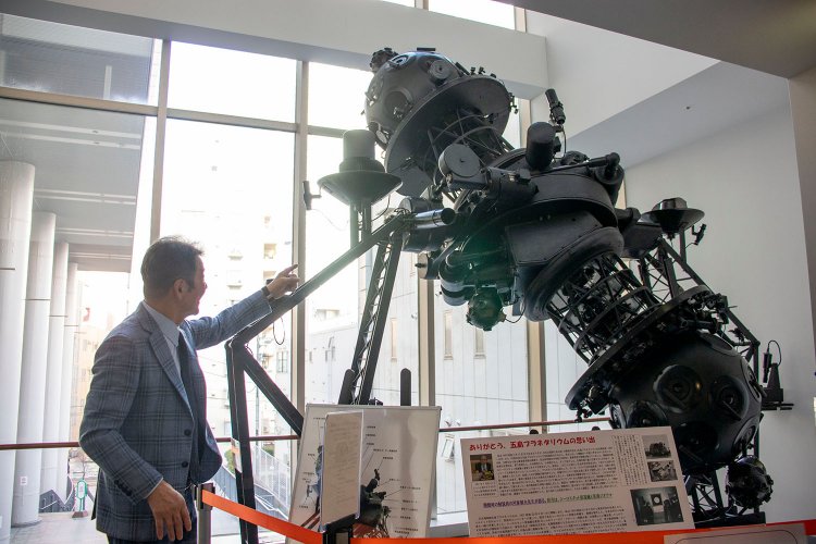 再会した投影機に、思わず「66年前、見に来たんだよ！ 長生きしてるねえ……」と話しかけた。