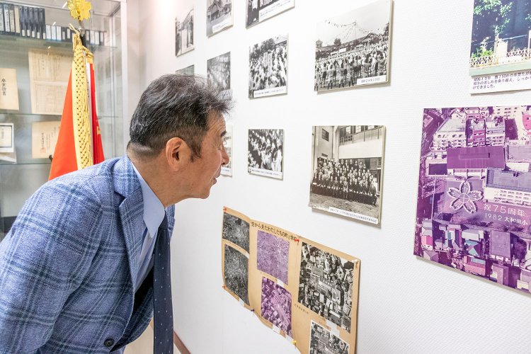 「旧大和田小学校校歴展示室」で貴重な資料を見学。