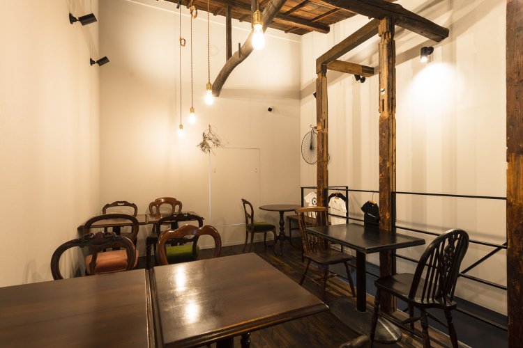 築80年という長屋の一軒で、外観と店内のギャップに驚く。