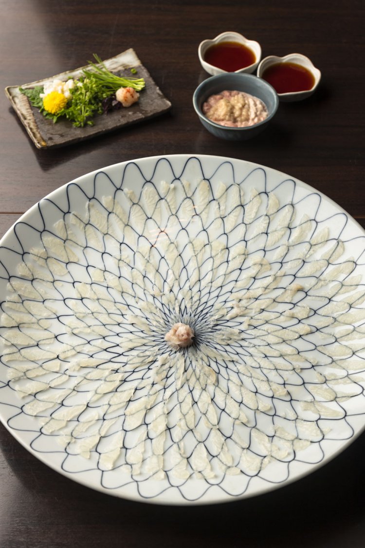 カワハギの活魚の薄造り3800円前後（サイズで異なる）。身の真ん中にあるのがエンガワ。