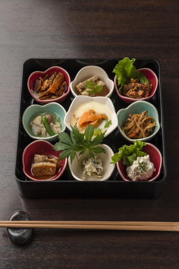 小鉢9点のセットがお通し1000円。ウニの茶碗蒸し、カツオの唐揚げ、オコゼの肝、骨煎餅などお酒が進むものばかり。