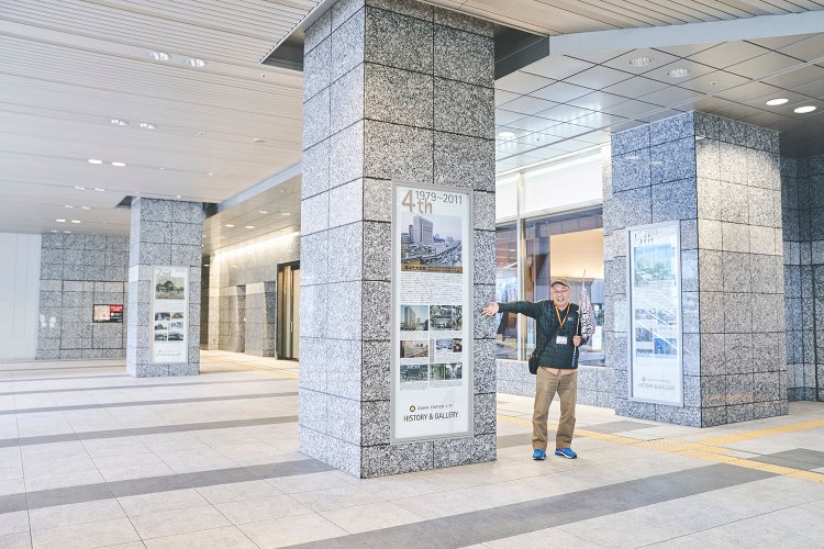 初代駅舎から5代目まで、5枚の歴史パネルが物語っている。