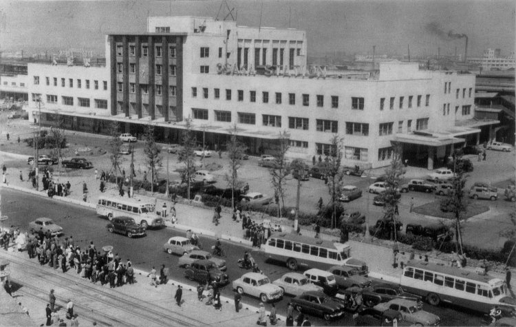 戦争による工事中断で、未完のまま開業した3代目大阪駅。