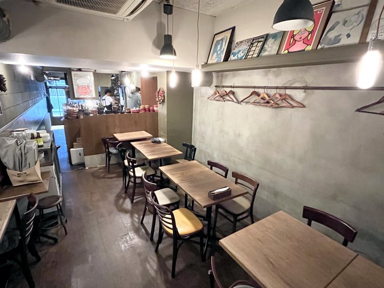 シックで落ち着ける店内。梁の上にあるさまざまなイラストが店を彩る。