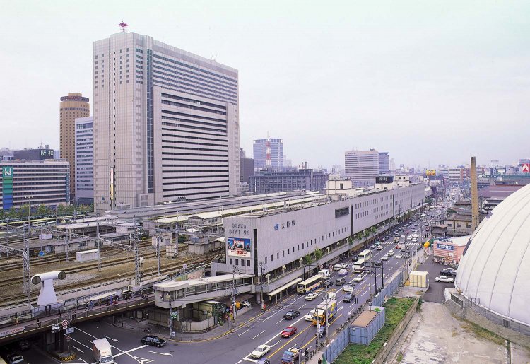 4代目はまず「北ビル」、次いで「アクティ大阪」と段階的に開業した。